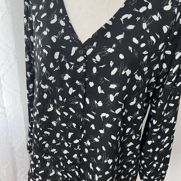 NWT Lush Womens M Black Abstract Print Blouse Button Front V-Neck Long Sleeved - Picture 3 of 9